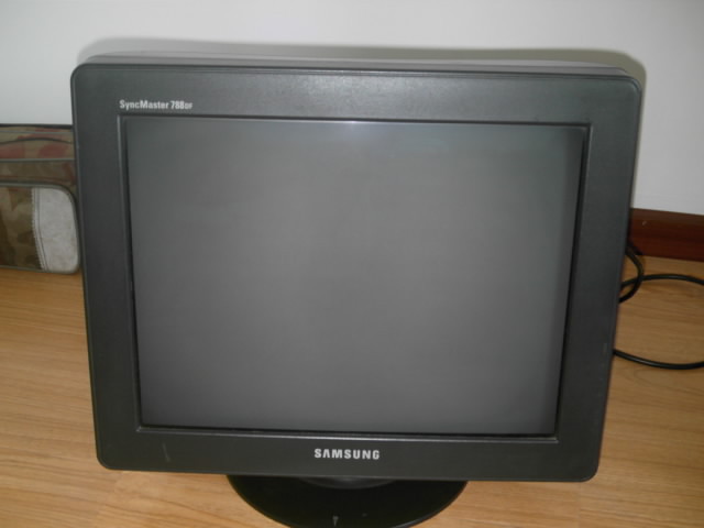 三星17寸纯平显示器