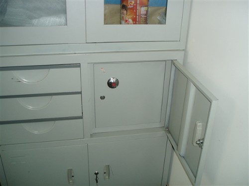 铁皮文件柜2个,其中一个带保险柜。