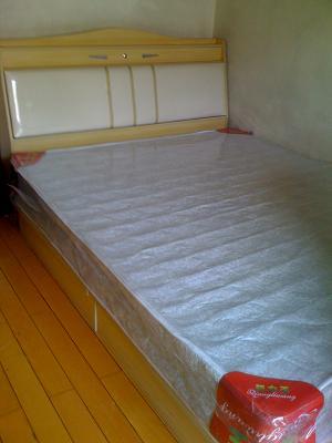 双人床2:1.5,带床垫,箱结构的,这个宽度好像是1