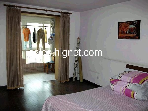 地铁边带阳台主卧室出租