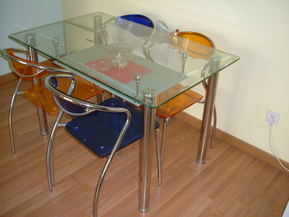 9成新玻璃餐桌 4把彩色餐椅